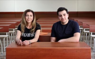 51 yaşındaki anne ile 18 yaşındaki oğlu aynı üniversitede okuyor