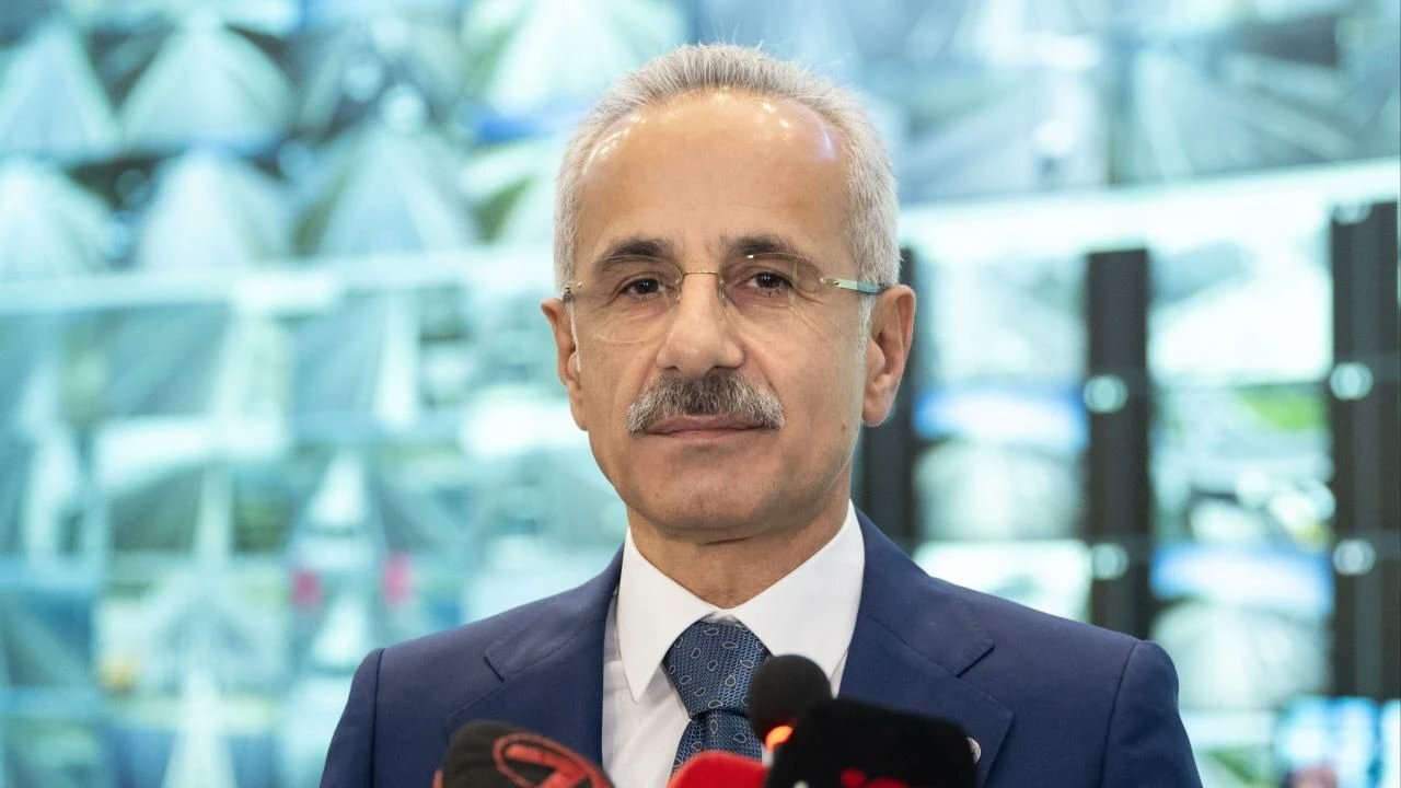 Ulaştırma ve Altyapı Bakanı Abdulkadir Uraloğlu’ndan açıklama geldi. Bakan Uraloğlu, devletin bütçe planlamasında trafik cezalarına ihtiyaç duymadığını vurgulayarak, asıl amacın trafikte can kaybını en aza indirmek olduğunu ifade etti.
