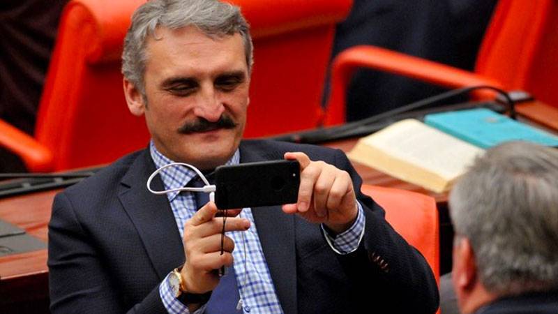 Eğitim-İş Sendikası, Ahmet Hamdi Çamlı’nın Cumhuriyet’i “kanlı darbe” olarak nitelemesine sert tepki gösterdi: “Saltanatlar yıkıldı, Cumhuriyet ilelebet yaşayacak!”