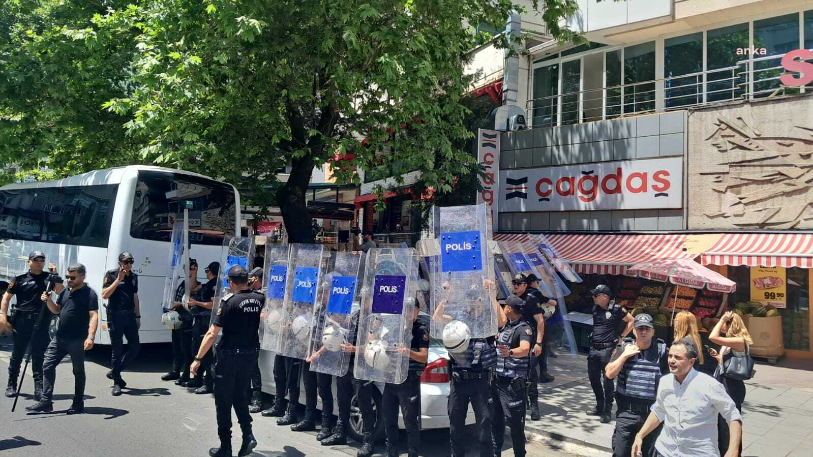 Özel sektörde çalışan öğretmenlerin talepleri için İstanbul'dan Ankara'ya yürüyüş başlatan öğretmenlerin yürüyüşü sona erdi. Öğretmenler, Ziya Gökalp Caddesi üzerinden sendika il binasına yürümesi esnasında gözaltına alındı.
