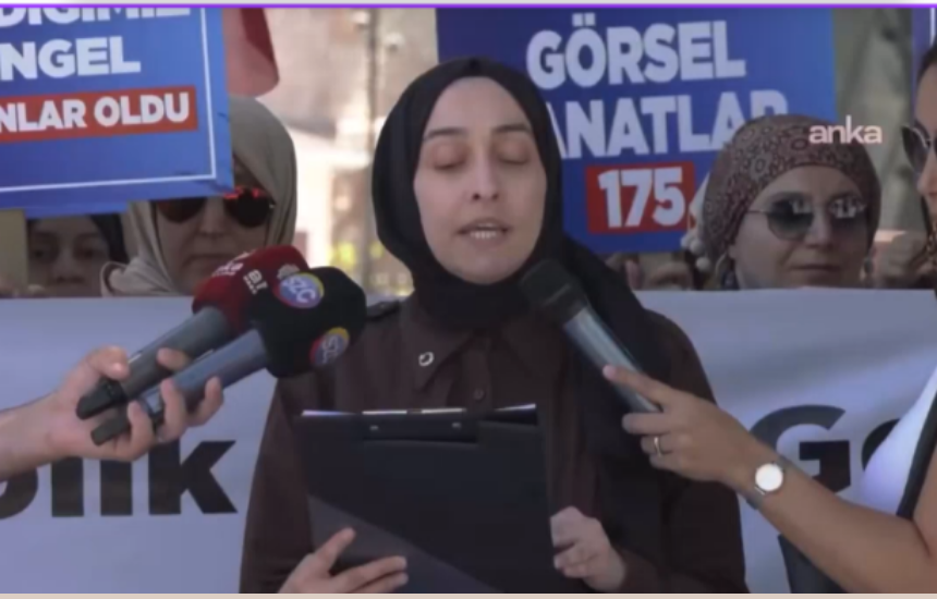 2024 KPSS puanıyla ek atama bekleyen öğretmenler, İstanbul İl Milli Eğitim Müdürlüğü önünde bir araya gelerek yaşadıkları mağduriyeti ve beklentilerini dile getirdi.
