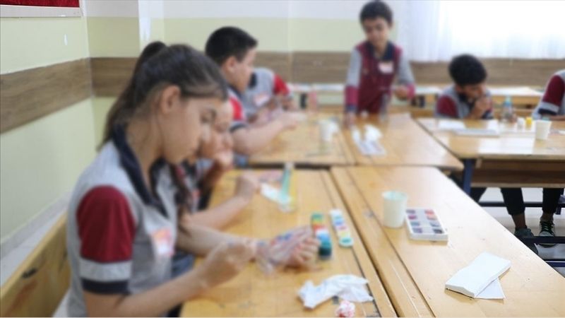 Resmi Gazete'de yayımlanan tebliğle, depremden etkilenen Adıyaman, Hatay, Kahramanmaraş, Malatya ve Gaziantep'in İslahiye ile Nurdağı ilçelerinde bulunan özel okullarda okuyan öğrencilere verilen eğitim ve öğretim desteği artırıldı.