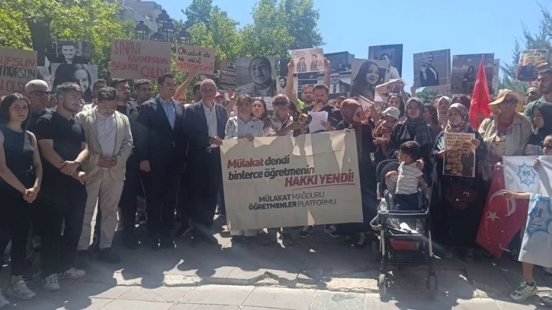 Mülakat mağduru öğretmenler, mücadelelerinin 282. gününde Türkiye'nin çeşitli illerinden gelerek Millî Eğitim Bakanlığı (MEB) önünde basın açıklaması gerçekleştirdi.