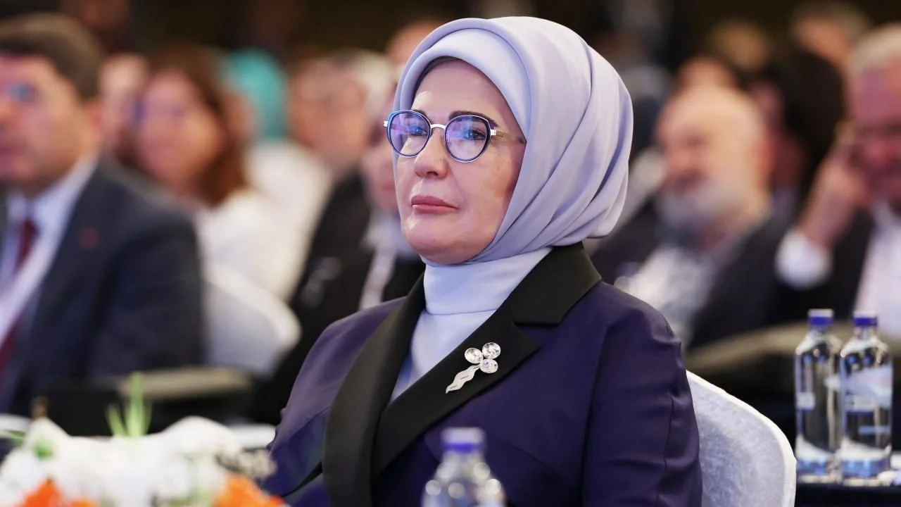 Cumhurbaşkanı Recep Tayyip Erdoğan’ın eşi Emine Erdoğan, Ukrayna’da düzenlenen 5. Lider Eşleri Zirvesi’ne gönderdiği video mesajında, savaş, açlık ve krizlerle boğuşan dünyada insanlığı yeniden ayağa kaldıracak tek gücün değer ve ahlak temelli eğitim olduğunu vurguladı.