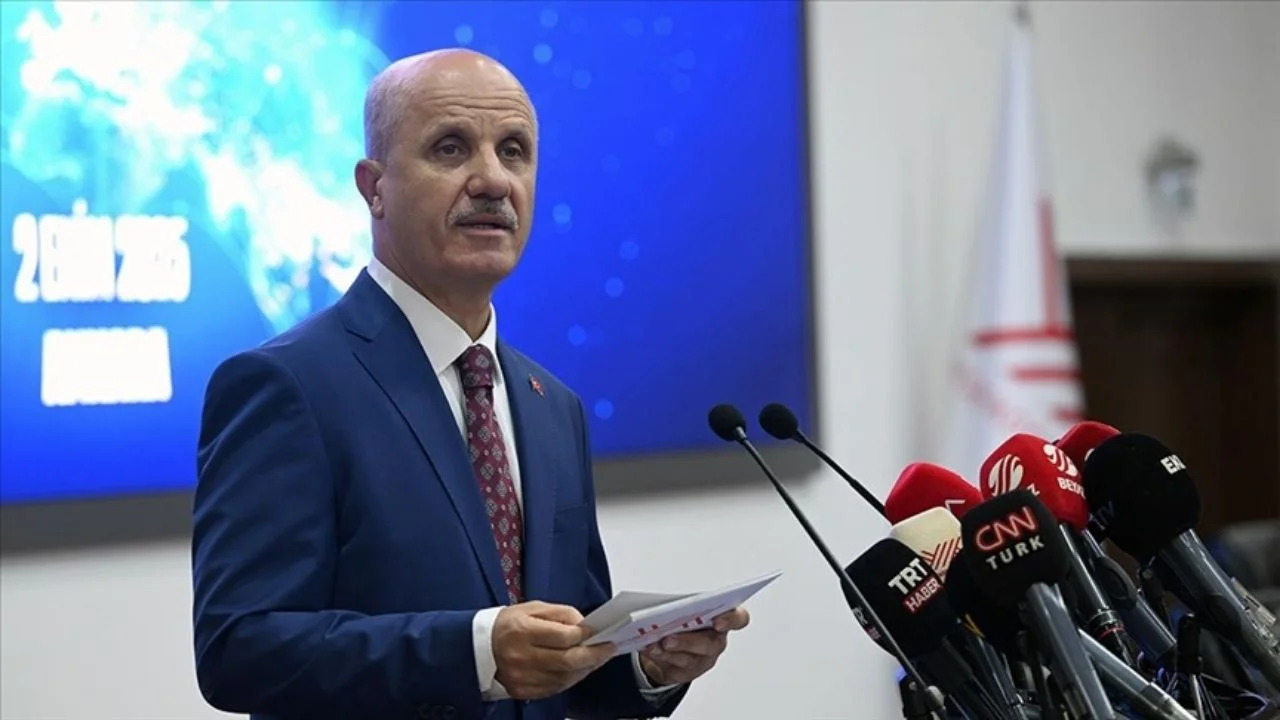 Yükseköğretim Kurulu (YÖK) Başkanı Prof. Dr. Erol Özvar, "4 yıllık lisans eğitimlerinde teorik derslerin yanında uygulamalı eğitime daha fazla imkan ve yer verecek şekilde AKTS sistemi tekrar gözden geçirilmelidir." dedi.