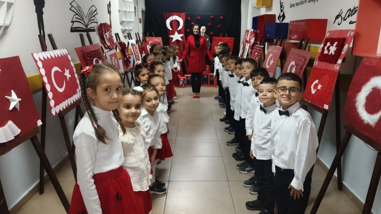 Kastamonu Şehit Uğur Yıldız İlkokulu 1-C sınıfı öğrencileri tarafından çeşitli materyallerden Türk bayrakları hazırlandı. Bayraklar, "Okuluma Alıştım, Bayrağımla Tanıştım" projesi kapsamında düzenlenen sergiyle öğrenci ve velilerin beğenisine sunuldu.