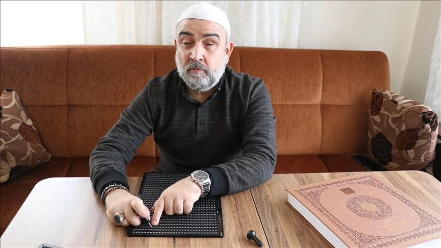 Sakarya'da oturan 47 yaşındaki görme engelli Mahmut Terzi, Kur'an-ı Kerim'i Braille alfabesiyle okuyarak ve kasetten dinleyerek ezberledi.