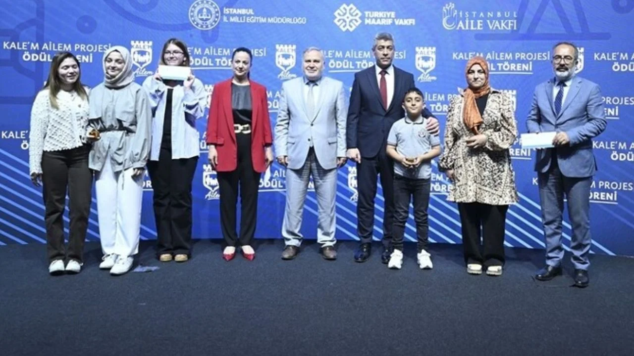 Kale'm Ailem Projesi ödül töreni İstanbul'da gerçekleştirildi! İstanbul İl Milli Eğitim Müdürlüğü, İstanbul Aile Vakfı ve TMV iş birliğiyle düzenlenen yarışmada dereceye giren öğrenciler ödüllerine kavuştu. Törenin detayları ve önemli açıklamalar haberimizde.